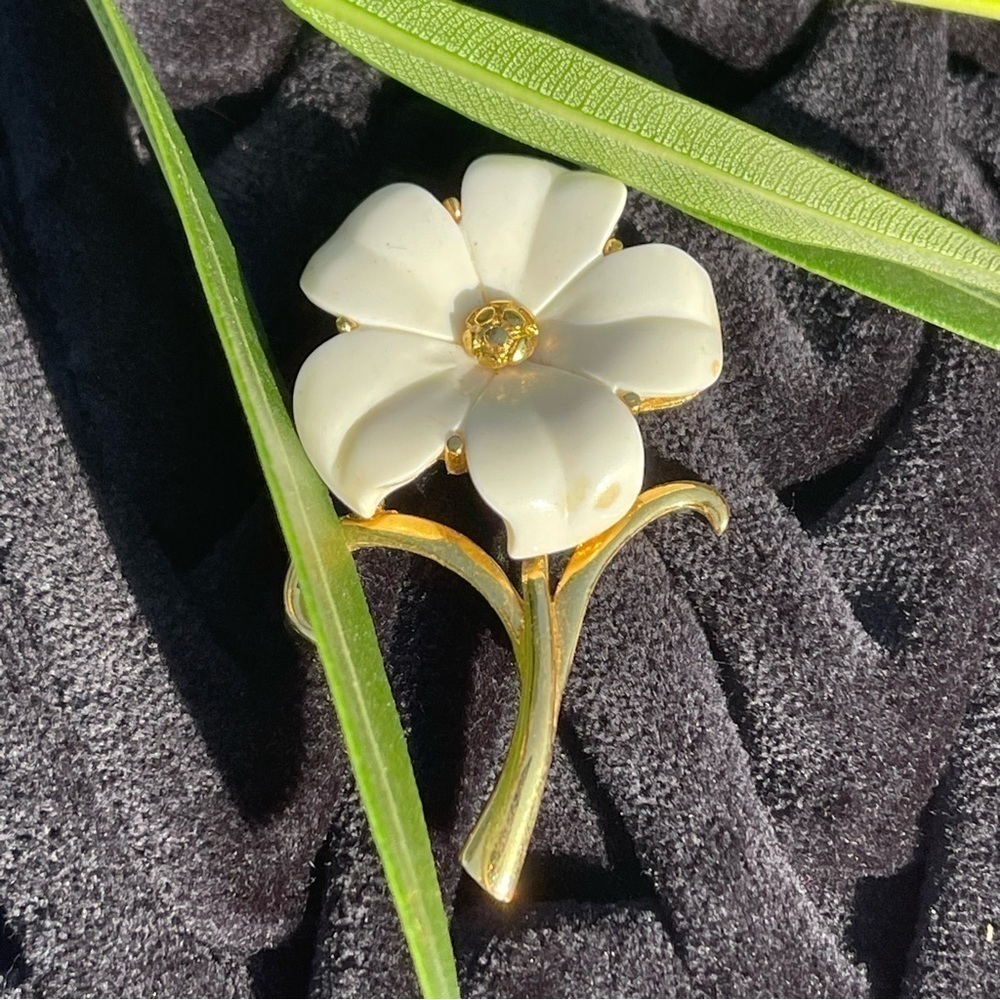 VINTAGE Signature Monet White/GoldTone Flower & Stems Brooch Pin
